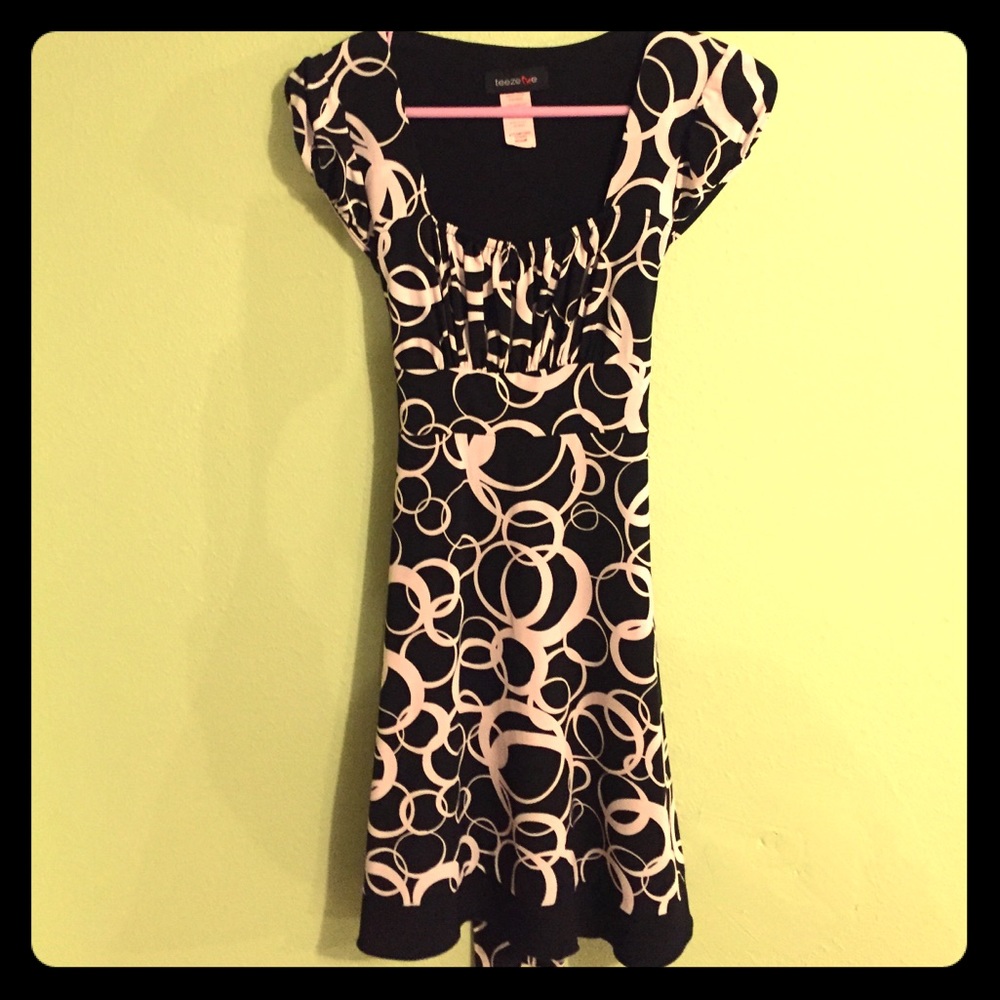 Short-sleeved black and White Dress